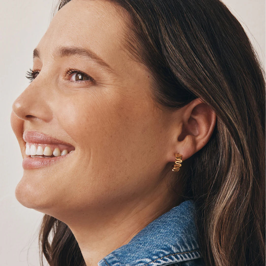 Leigh Wavy Hoops (Gold)