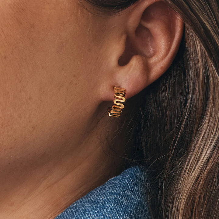 Leigh Wavy Hoops (Gold)